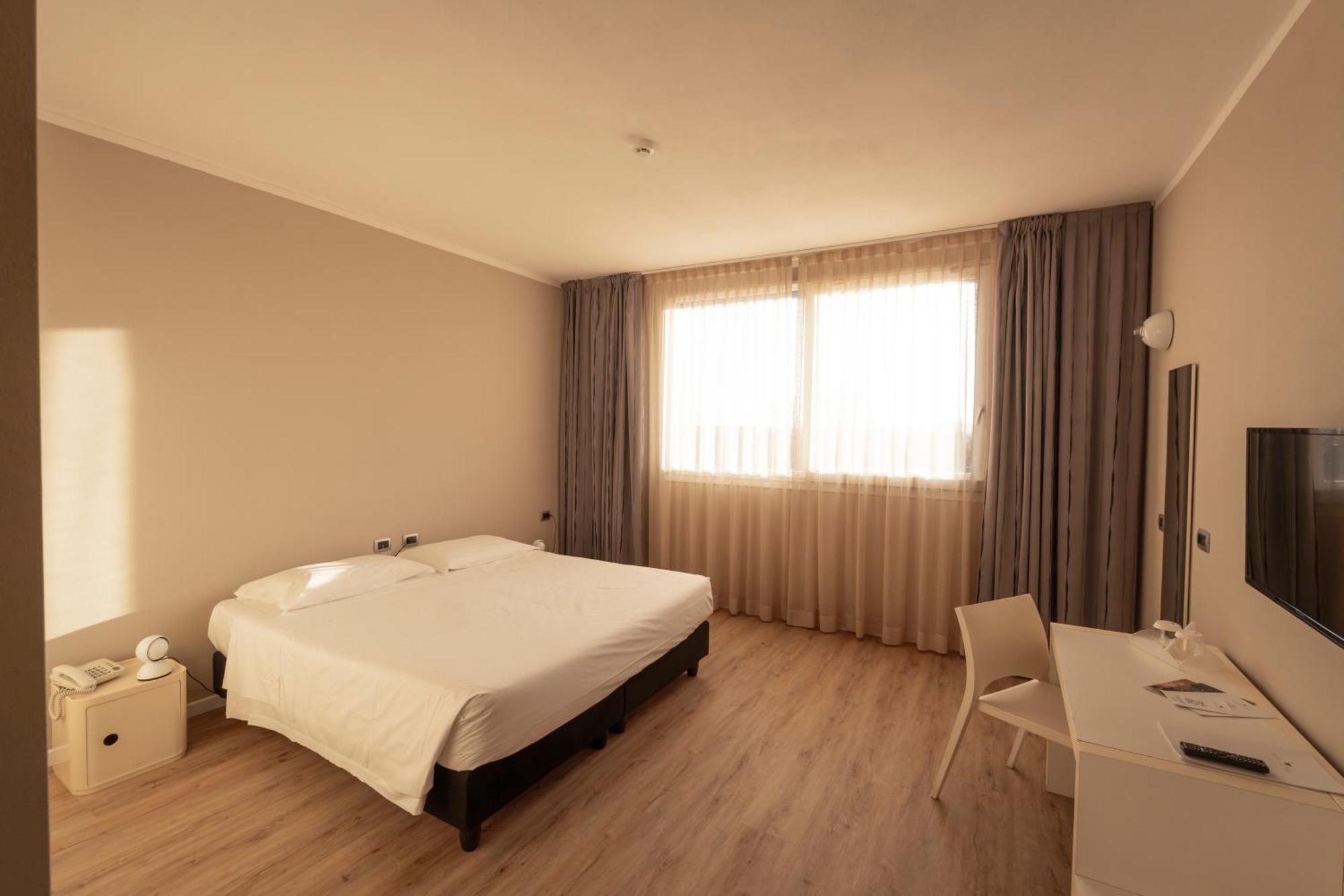 Standard Double or Twin Room,1742694209:JPEG